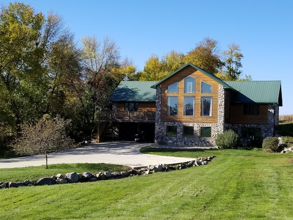 Beautiful Cabin on Large private lot.