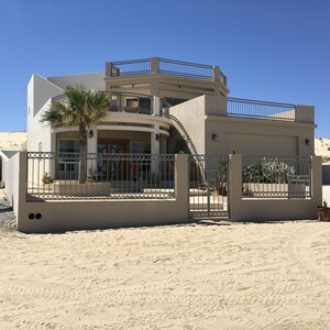 Villa del Mar, casa mediterránea de tres dormitorios frente a la playa con piscina privada