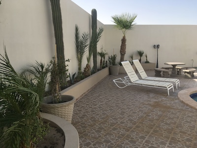 Villa del Mar, casa mediterránea de tres dormitorios frente a la playa con piscina privada