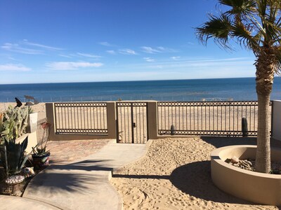 Villa del Mar, casa mediterránea de tres dormitorios frente a la playa con piscina privada