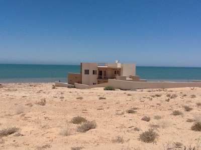 Villa del Mar, casa mediterránea de tres dormitorios frente a la playa con piscina privada