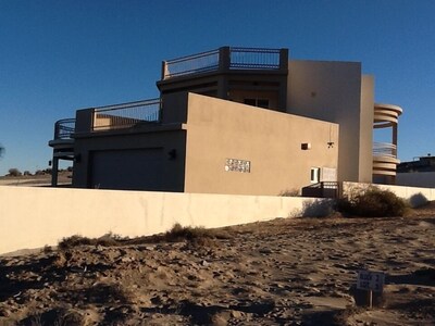 Villa del Mar, casa mediterránea de tres dormitorios frente a la playa con piscina privada