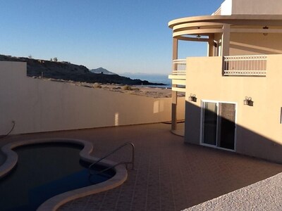 Villa del Mar, casa mediterránea de tres dormitorios frente a la playa con piscina privada