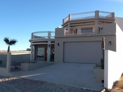 Villa del Mar, casa mediterránea de tres dormitorios frente a la playa con piscina privada