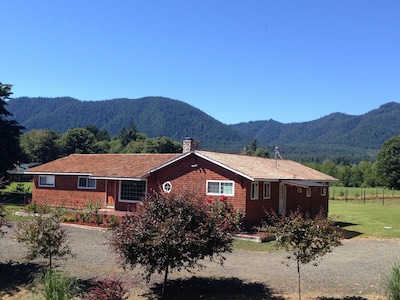 Lake Quinault's #1 Get Away!  Two Miles from Lake Quinault Lodge.  
