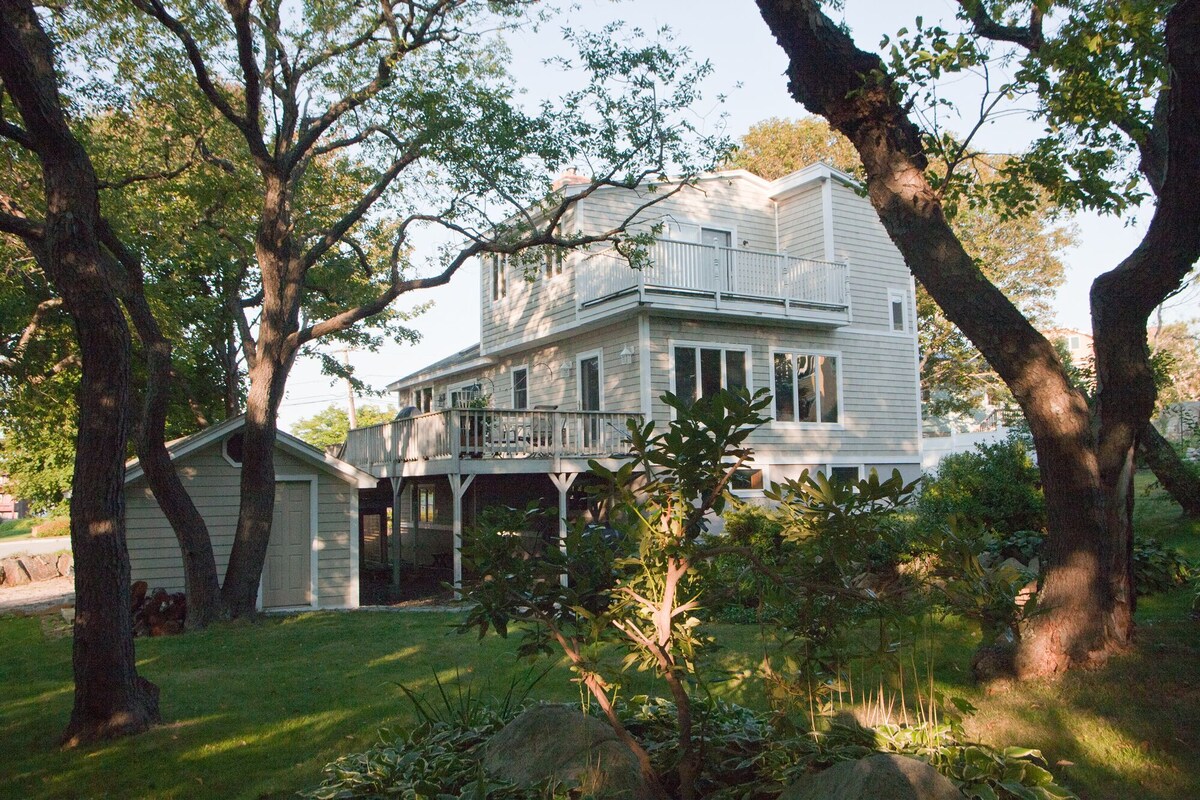 Long Beach Gloucester 2 minute walk to Beach. Large PVT yard & gardens. Sleeps 6