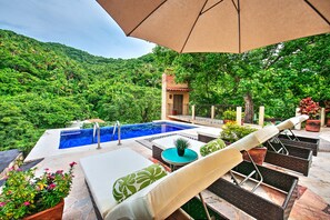 cocktail infinity dipping pool
jungle views