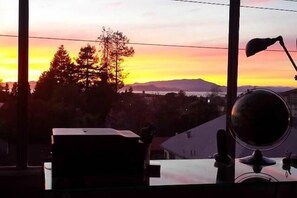 Serene Bay Views & Sunsets all within walking distance to food and transport!