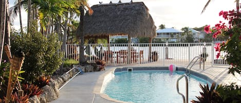 Private Pool & 
Tiki Hut