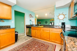 BEAUTIFUL KITCHEN WITH GRANITE COUNTER TOPS 