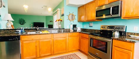 BEAUTIFUL KITCHEN WITH GRANITE COUNTER TOPS