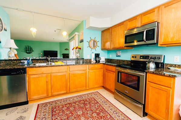 BEAUTIFUL KITCHEN WITH GRANITE COUNTER TOPS