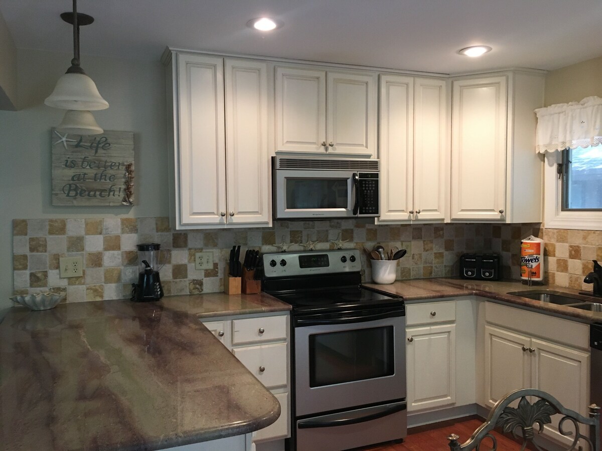 Pets Ok, Bikes Included,(4), Walking Distance To Beach And Pool, Sleeps 7