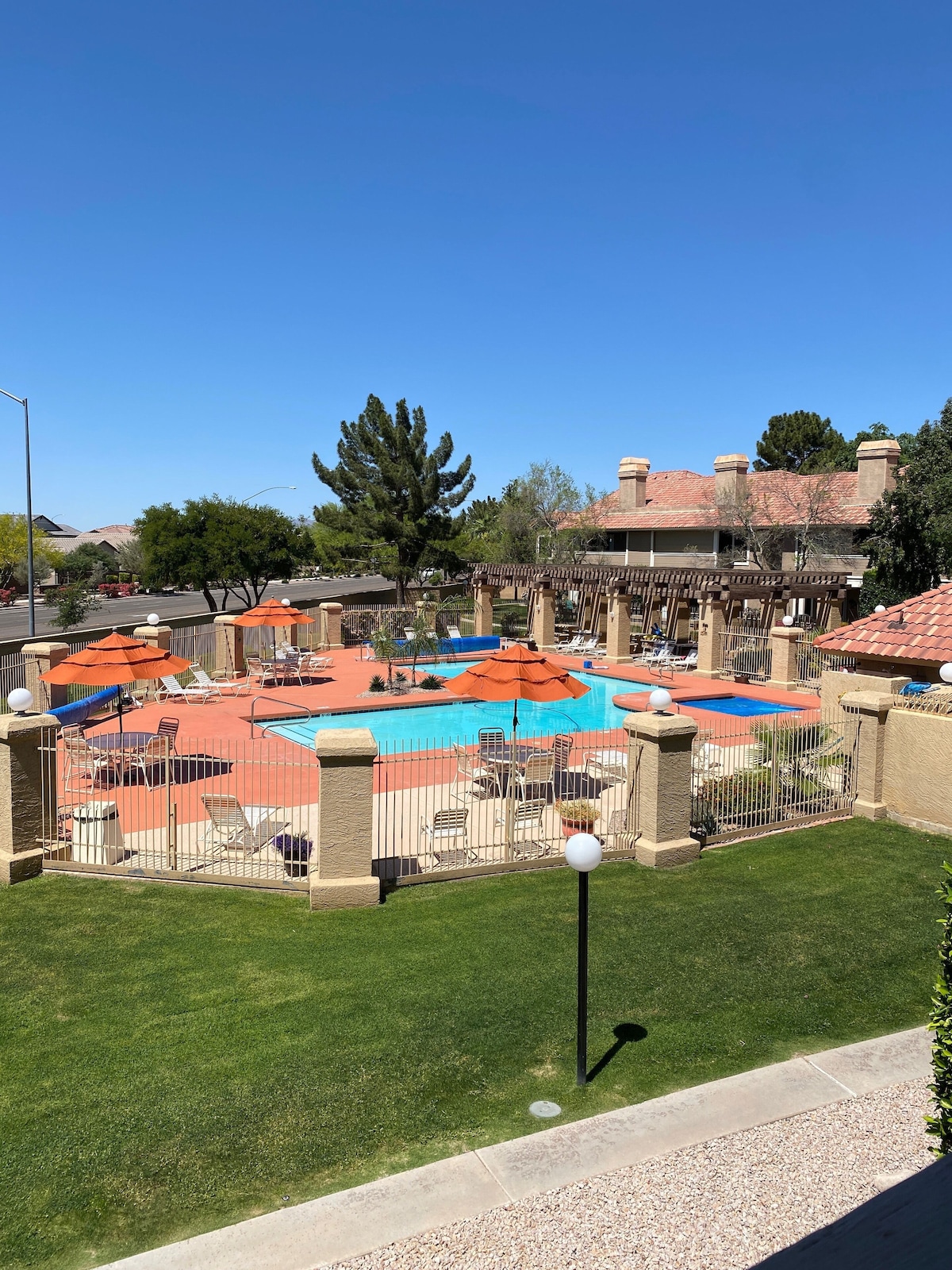 Newly Remodeled Condo Overlooking the Pool/Spa in Alta Mesa Chateaux