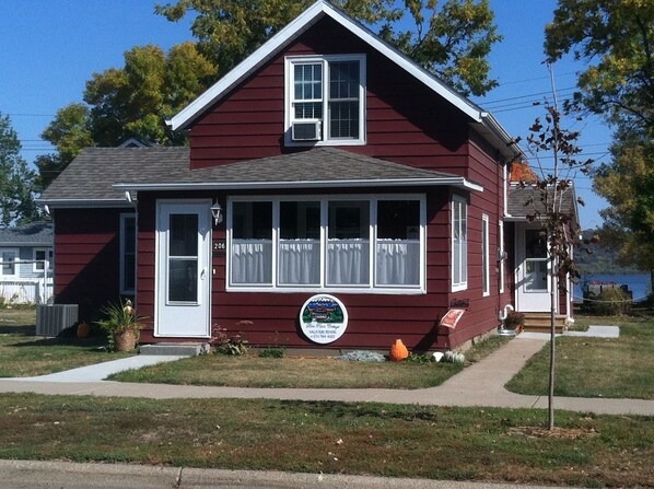 Welcome to our charming 2 bedroom cottage with a stunning view of Lake Pepin! 