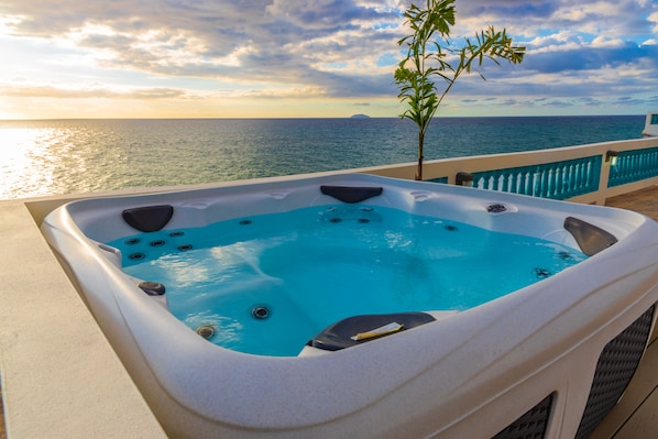 Outdoor spa tub
