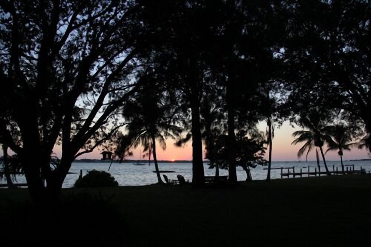 ‘Snead Island Tree House’ Waterfront Apartment on 2 Acre Lot