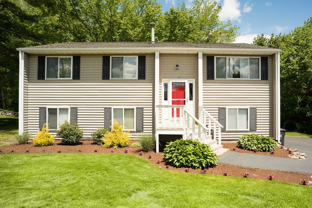 large home in Shores with 4 beach passes to Narr town beach