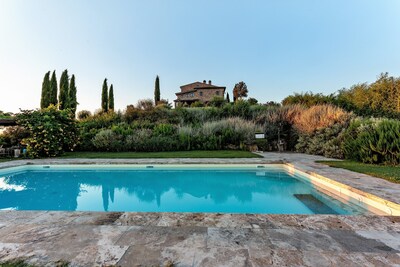 FARMH. PODERE CUNINA 25 KM SUD SIENA DI FRONTE AL MONTALCINO PRENDENDO LEZIONI DI CUCINA