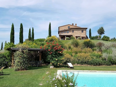 FARMH. PODERE CUNINA 25 KM SUD SIENA DI FRONTE AL MONTALCINO PRENDENDO LEZIONI DI CUCINA