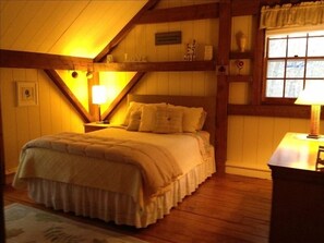 Spacious Yellow Room, Queen Bed 