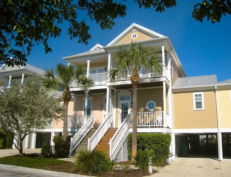 This is the entrance to the townhouse. Parking is underneath.