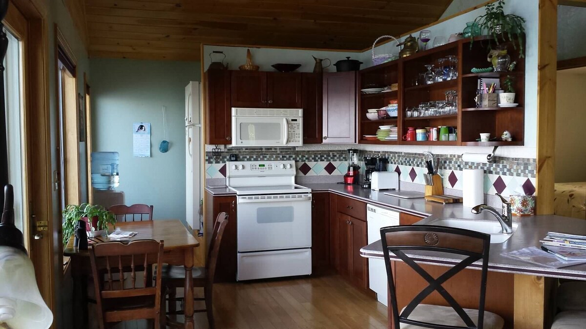 Spectacular Views; Pet Friendly; Family Friendly; Year Round Rental; Pool Table