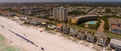 Walking proximity to famous Destin beaches 