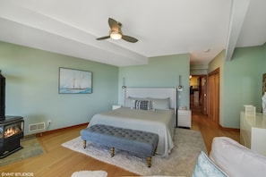 king room with en suite bath, fireplace and killer view