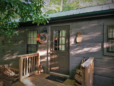 Charming pet-friendly cabin with hot tub for two: Your perfect mountain retreat!