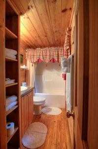 Charming pet-friendly cabin with hot tub for two: Your perfect mountain retreat!