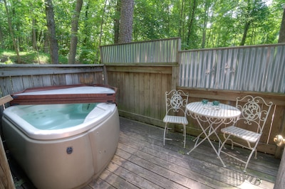 Charming pet-friendly cabin with hot tub for two: Your perfect mountain retreat!