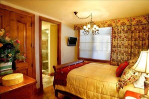 Second Bedroom (Queen Bed)