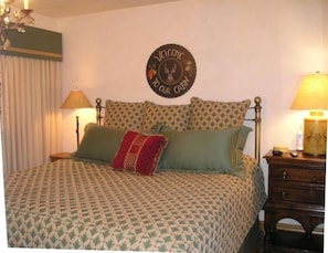 Master Bedroom (King Bed)