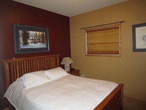 Second bedroom with queen bed