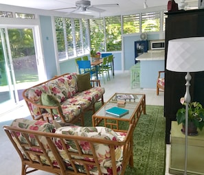 Living area, relaxed & cheerful, Hawaiian style~ 