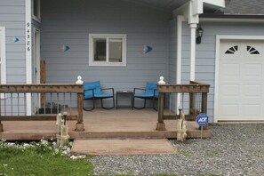 The entryway landing deck.