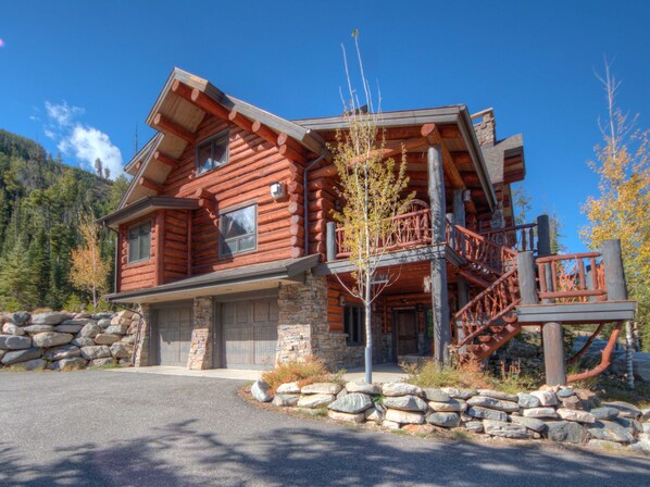MV Souvenirs Lodge, Exterior, 2