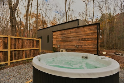 New Cabin! Hot tub, fire pit, nearby hiking, short Uber downtown.