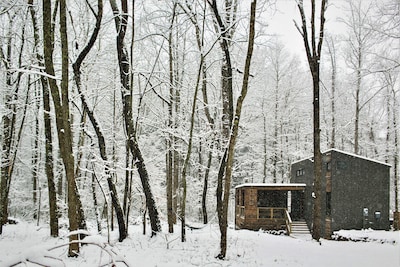 New Cabin! Hot tub, fire pit, nearby hiking, short Uber downtown.