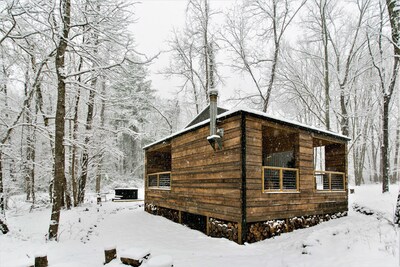 New Cabin! Hot tub, fire pit, nearby hiking, short Uber downtown.