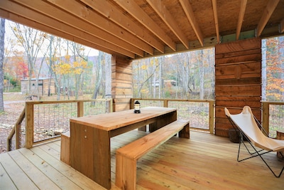 New Cabin! Hot tub, fire pit, nearby hiking, short Uber downtown.