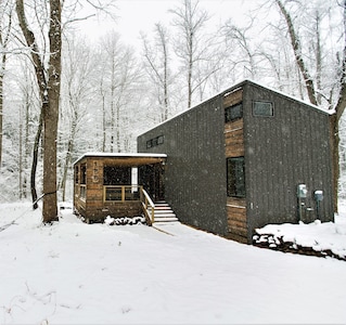 New Cabin! Hot tub, fire pit, nearby hiking, short Uber downtown.