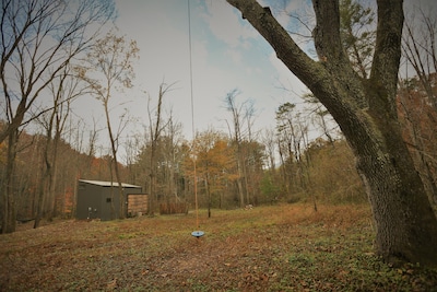 New Cabin! Hot tub, fire pit, nearby hiking, short Uber downtown.