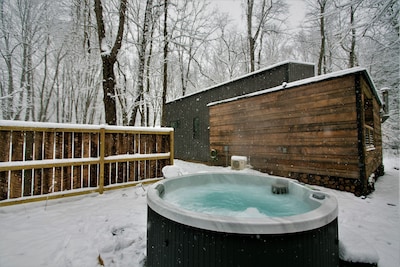 New Cabin! Hot tub, fire pit, nearby hiking, short Uber downtown.