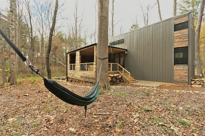 New Cabin! Hot tub, fire pit, nearby hiking, short Uber downtown.