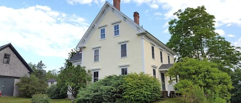 Seal Cove Farmhouse, a waterfront property next to Acadia National Park