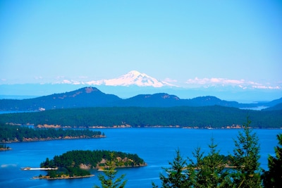 Exceptional Views of Gulf Islands, Active Pass and impresive Mount Baker Glacier