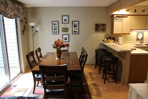 DINING ROOM TABLE W/BAR STOOLS