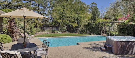 Pool, hot tub, outdoor dining area